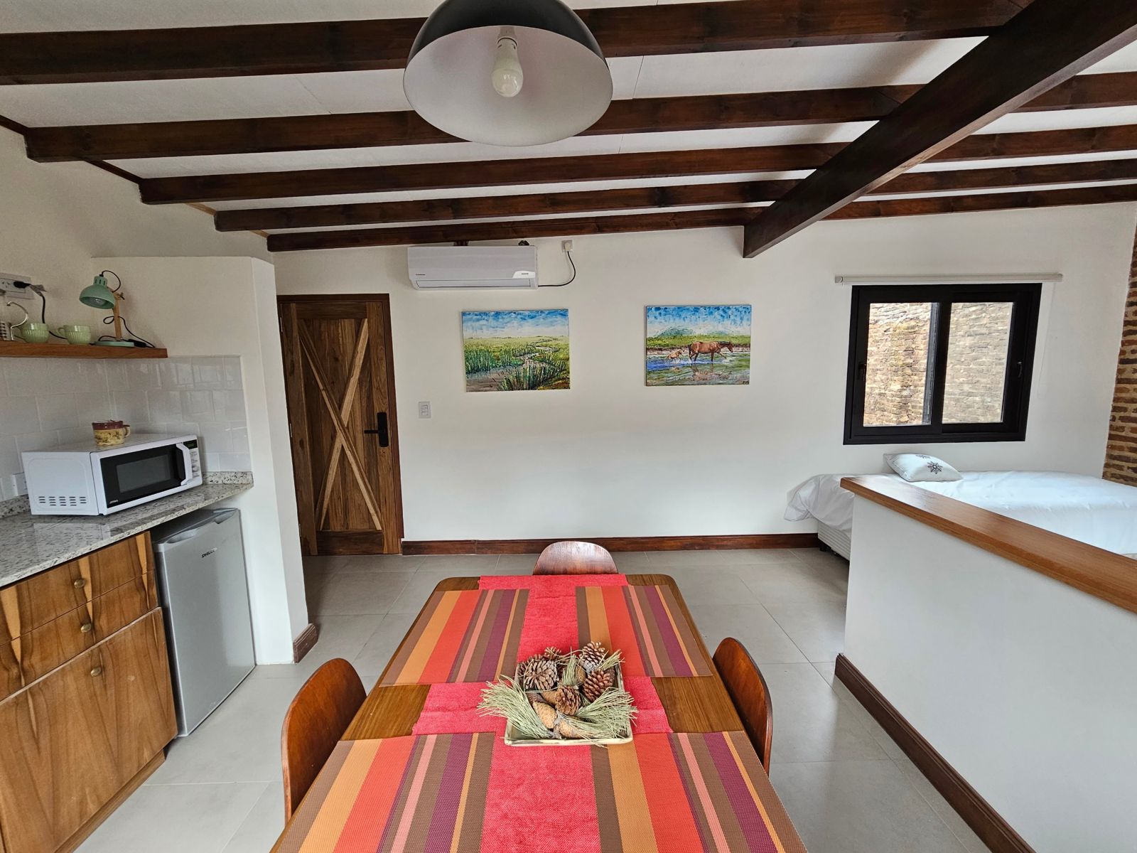 Cocina y mesa de comedor con mantel a rayas
