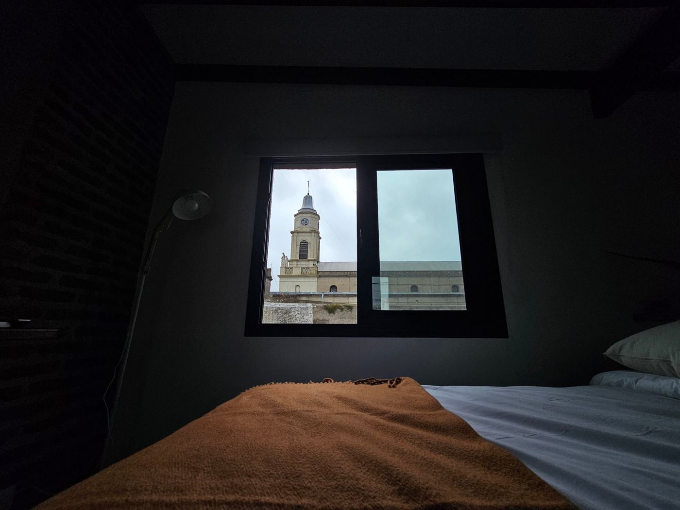 La torre de la parroquia vista desde la ventana